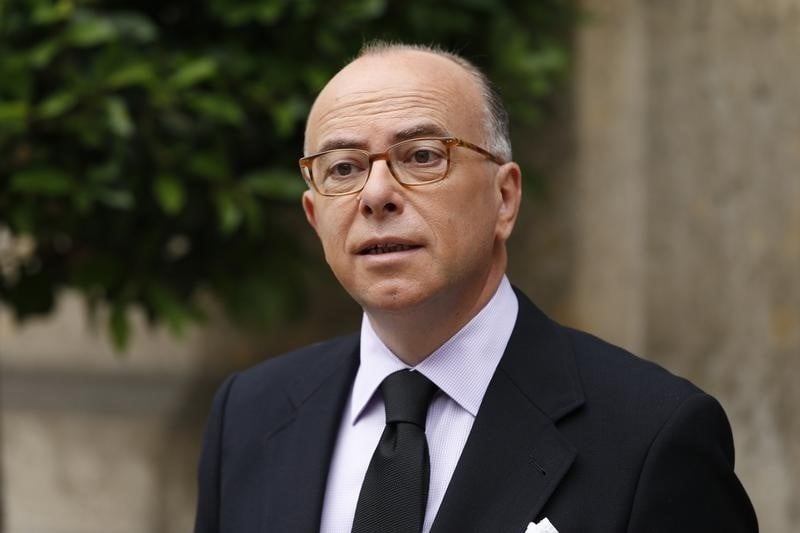 Le ministre de l'interieur promet des renforts face a l'incendie en gironde