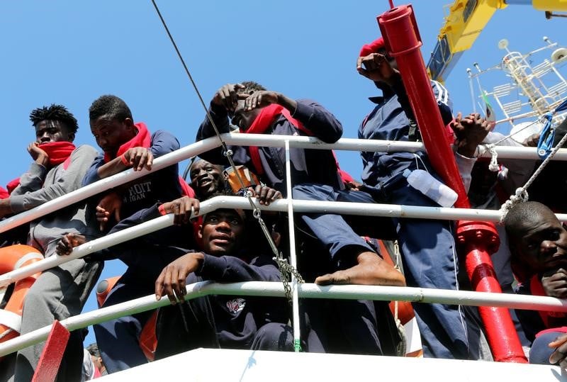 Migrants: cinq ong refusent le code de conduite presente par rome