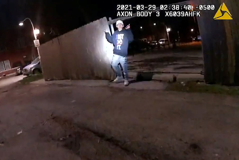 Usa: les autorites de chicago publient la video d'un policier abattant un garcon de 13 ans