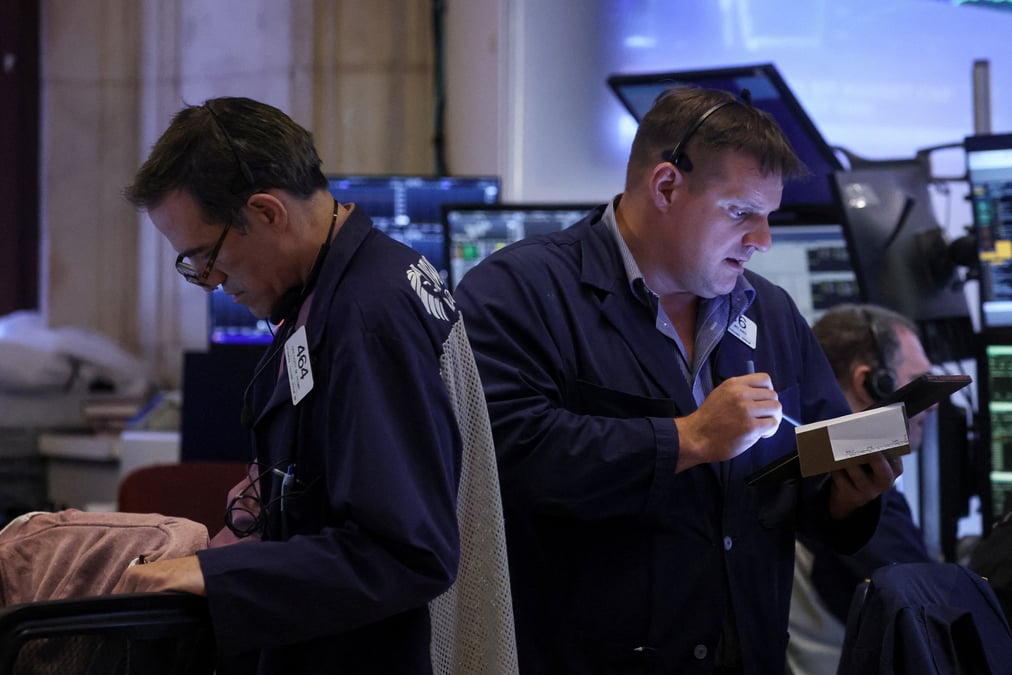 Les traders travaillent a la bourse de new york (nyse)