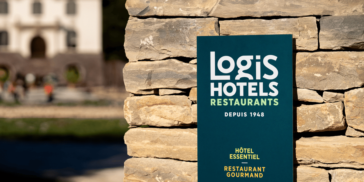 Le groupe Logis Hôtels, qui compte 2.000 hôtels-restaurants affiliés, veut booster sa notoriété et revendique le positionnement d'une hôtellerie "déstandardisée", "à visage humain".