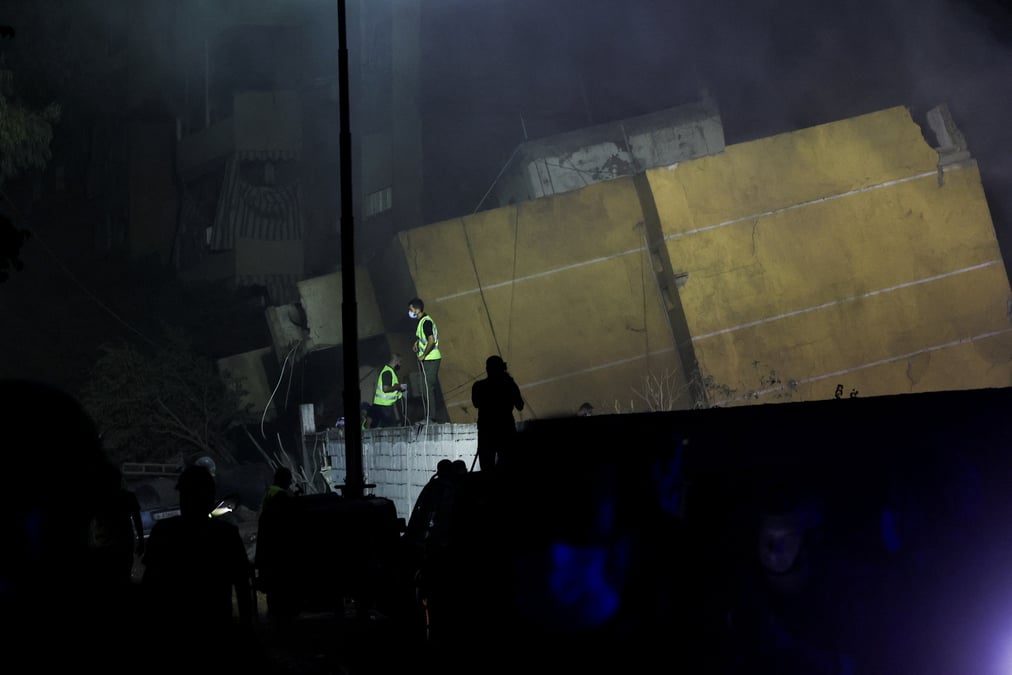 Un batiment touche lors d'une frappe israelienne, au milieu des hostilites transfrontalieres en cours entre le hezbollah et les forces israeliennes, dans la banlieue sud de beyrouth