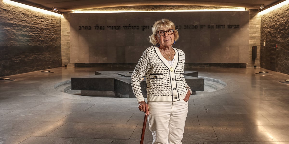 Arlette Testyler, ici au Mémorial de la Shoah à Paris en 2022, publie le 15 mai son témoignage, « J’avais 9 ans quand ils nous ont raflées ».