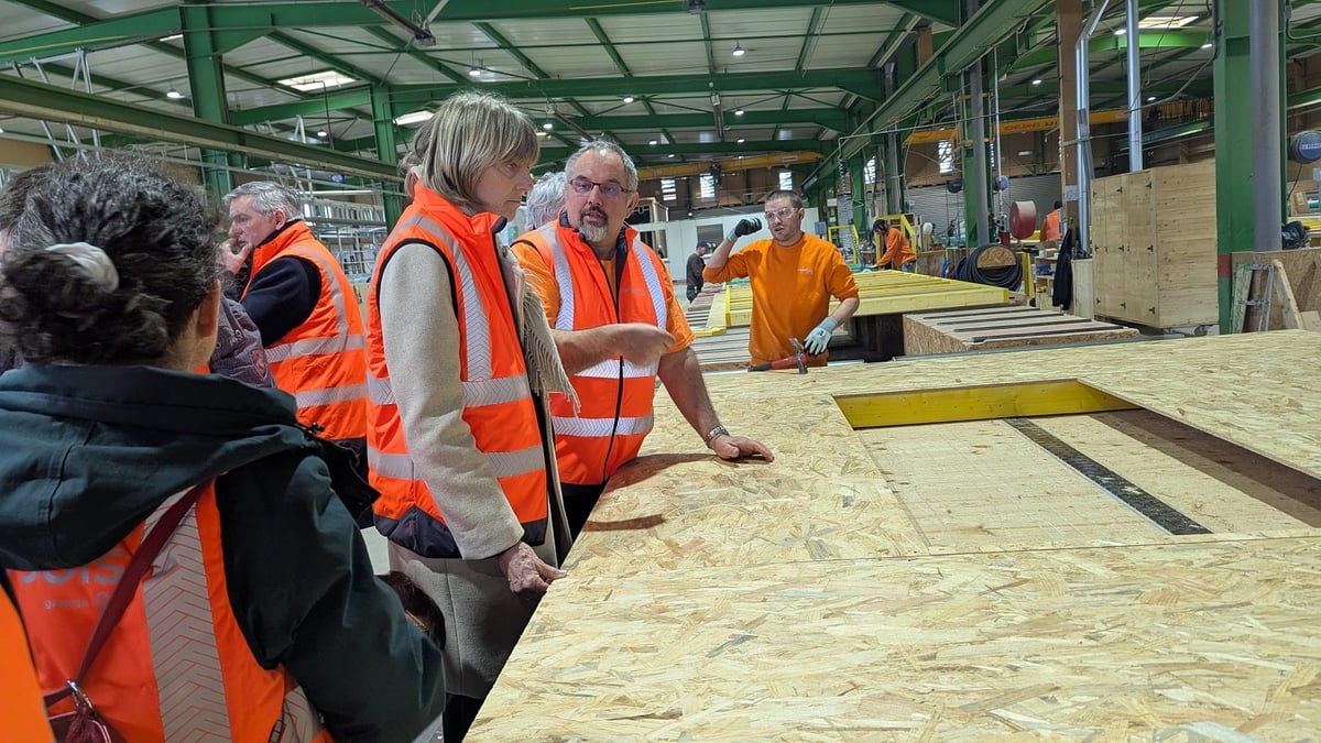 En visite chez Ossabois, dans la Loire, la ministre a annoncé des mesures visant à "lever l'un des derniers points qui faisait obstacle au développement de la construction bois".