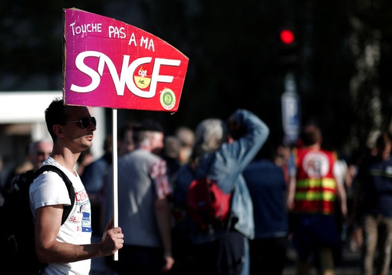 12,78% de grevistes a la sncf, selon la direction