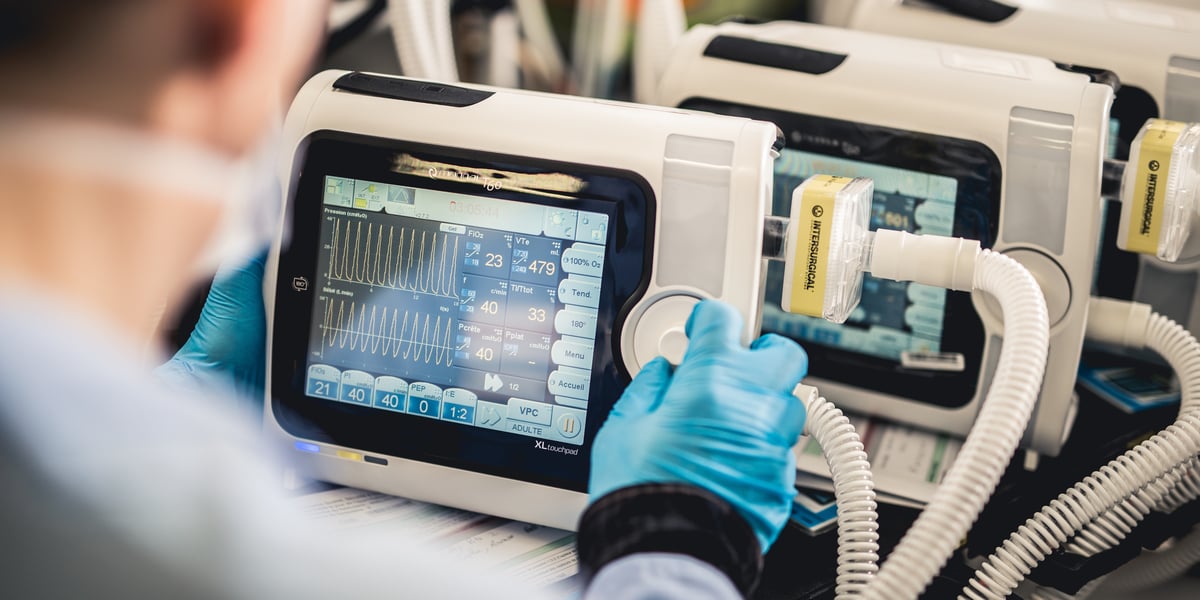 Air Liquide va pouvoir accélérer la cadence de production de ses respirateurs artificiels en s'appuyant sur l'expertise de trois industriels: PSA, Valeo et Schneider Electric.