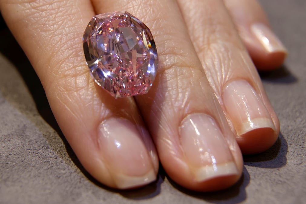 Un diamant rose extremement rare pourrait atteindre jusqu’a 38 millions de dollars aux encheres