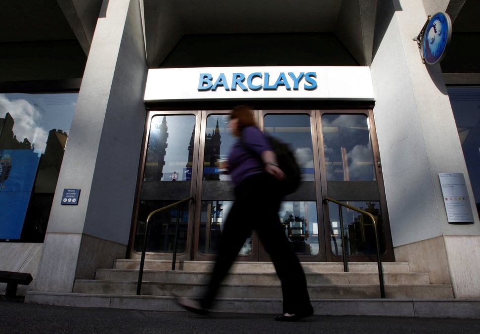 Un pieton passe devant une agence de la barclays bank dans le centre de londres