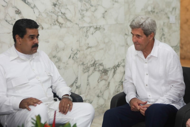 John kerry rencontre le president venezuelien, une premiere