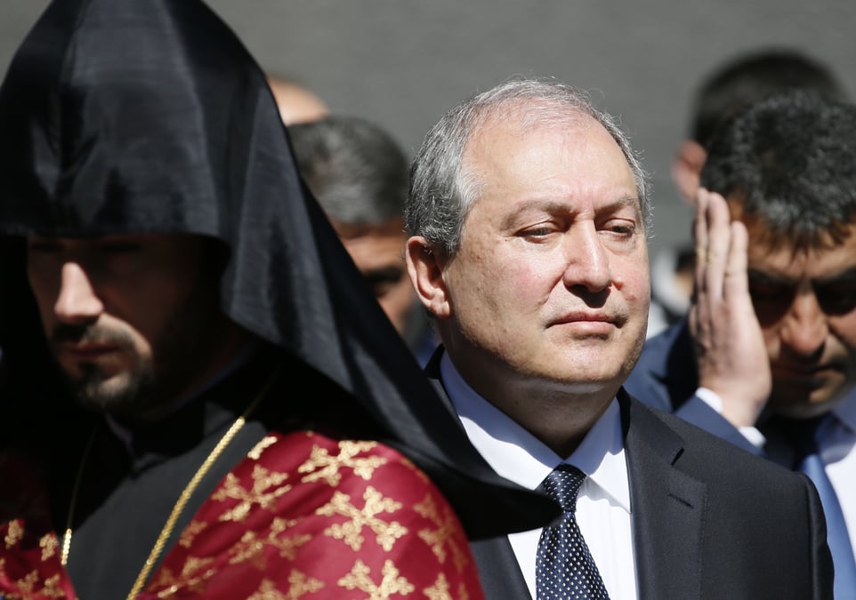 Le president armenien hospitalise pour des complications liees au covid