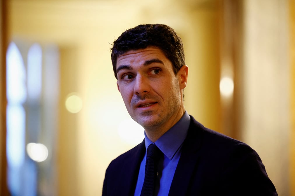 Aurelien pradie, membre du parti politique les republicains, s'adresse aux medias lors d'une pause dans le debat sur le plan de reforme des retraites