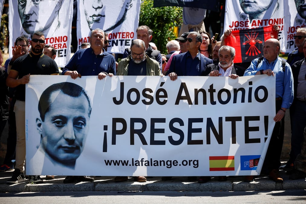 L'espagne exhume le corps du fondateur du parti fasciste espagnol falange a madrid