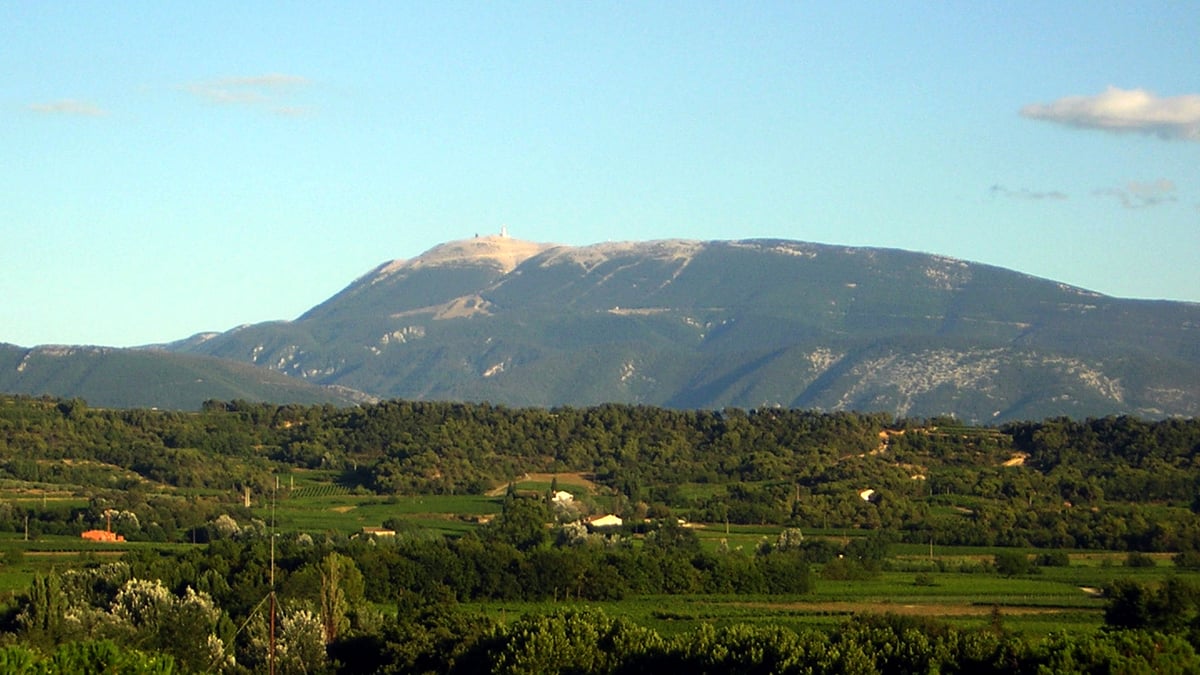 Avec ses 88.000 habitants, 1 million de visiteurs par an et une agriculture très riche, le Parc du Mont-Ventoux doit imaginer un développement économique compatible avec la préservation de son patrimoine naturel et culturel.