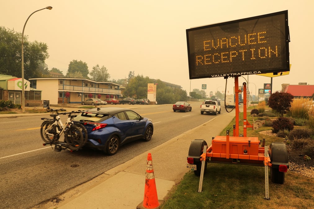 Un panneau dirige les automobilistes vers un site d'evacuation a vernon