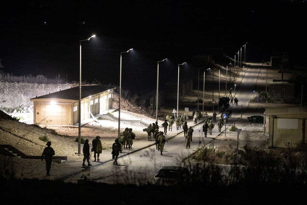 Des soldats israeliens pres de la scene ou un drone provenant du liban a frappe israel, a binyamina