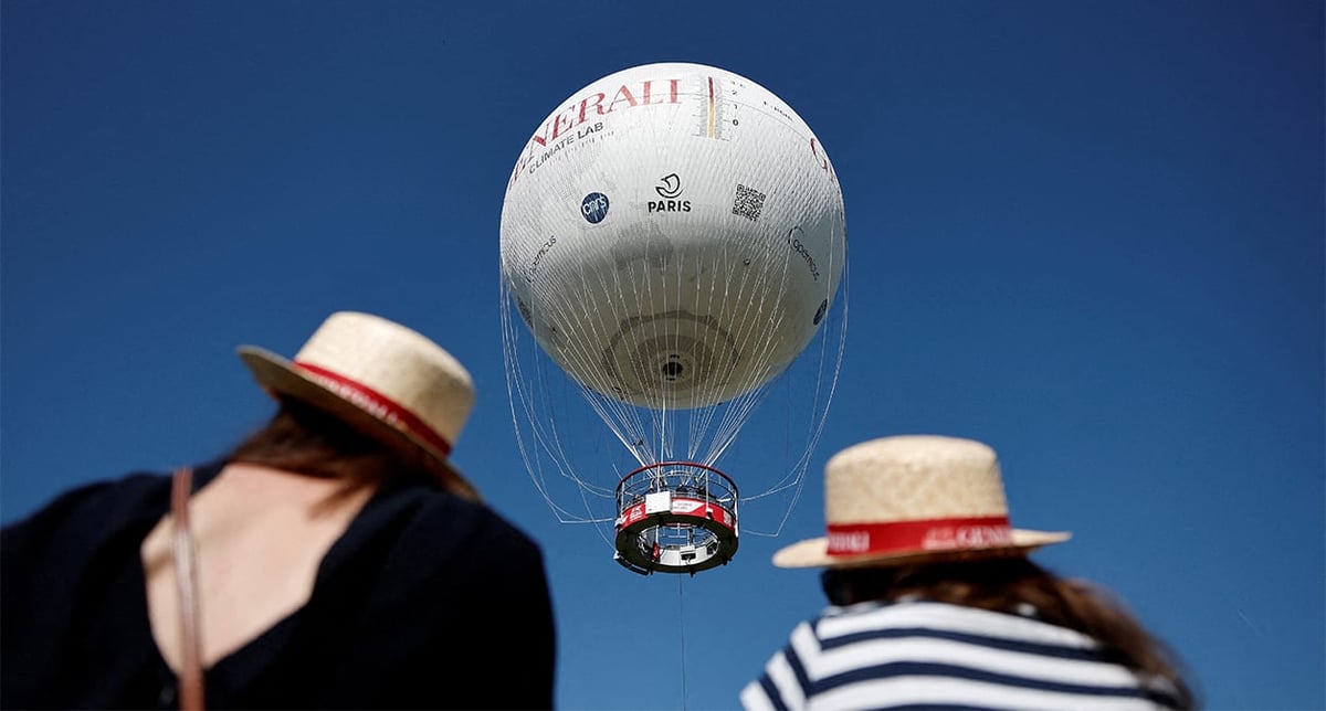Le Ballon Generali de Paris effectue des contrôles de la qualité de l'air dans le ciel pour rendre visible la progression du réchauffement climatique, au-dessus du parc André-Citroën à Paris,