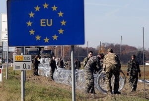 Une cloture de barbeles le long de la frontiere entre la slovenie et la croatie