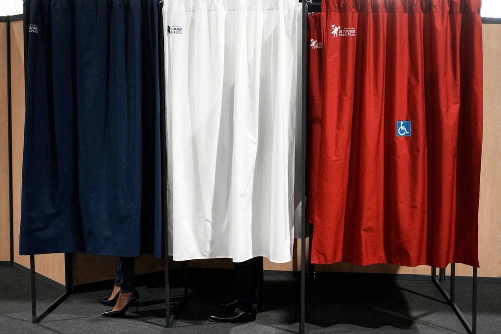 Un deuxieme tour des legislatives incertain pour emmanuel macron