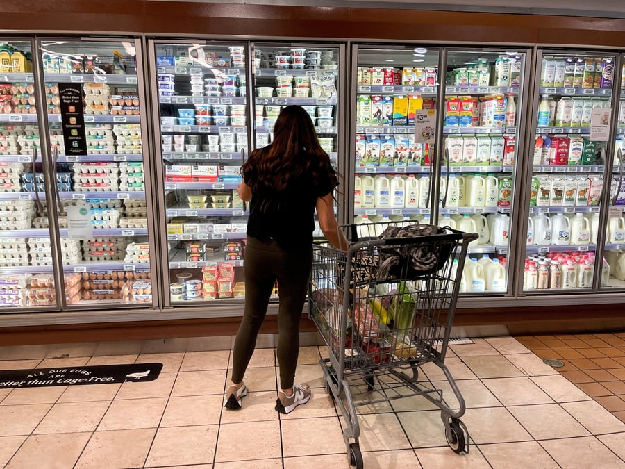Une femme fait ses courses dans un supermarche a los angeles