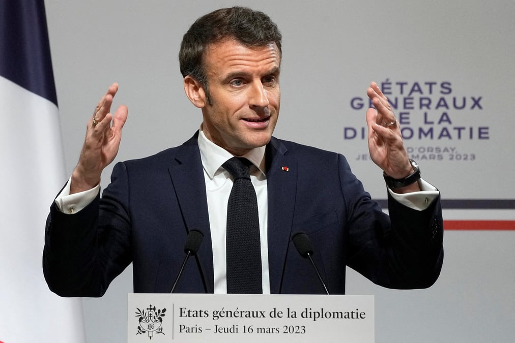 La photo du president francais, emmanuel macron, qui s'exprime lors de la table ronde nationale a paris