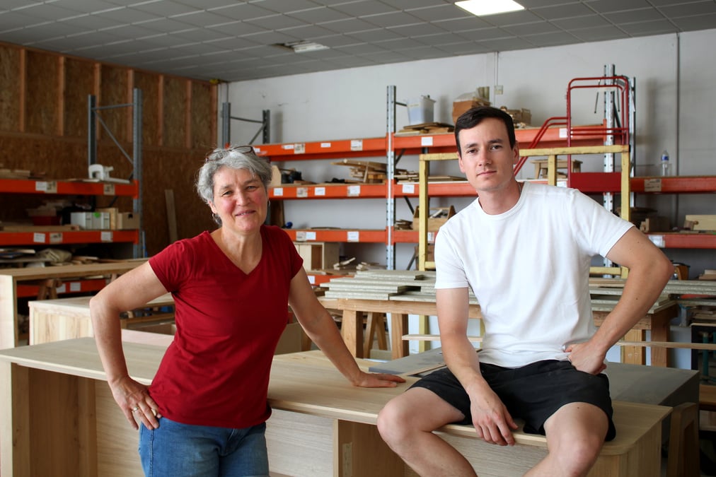 Pour Sandrine, Share-Wood a été le lieu de nouvelles perspectives. Elle réalise actuellement un stage auprès d'Angelo, jeune menuisier pour qui ce tiers-lieu constitue une rampe de lancement professionnelle