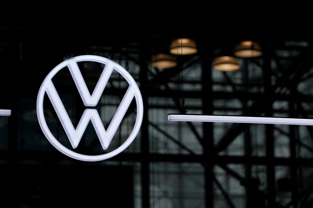 Photo du logo volkswagen au salon international de l'automobile de new york