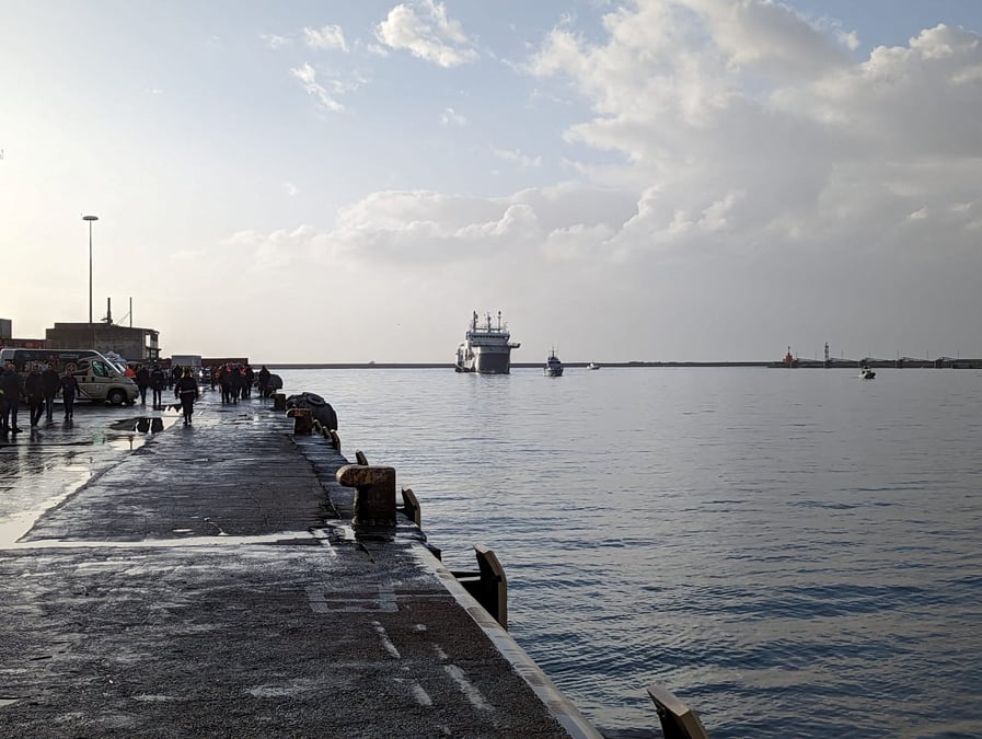 Le navire de sauvetage geo barents approche du port avant le debarquement de migrants a salerne