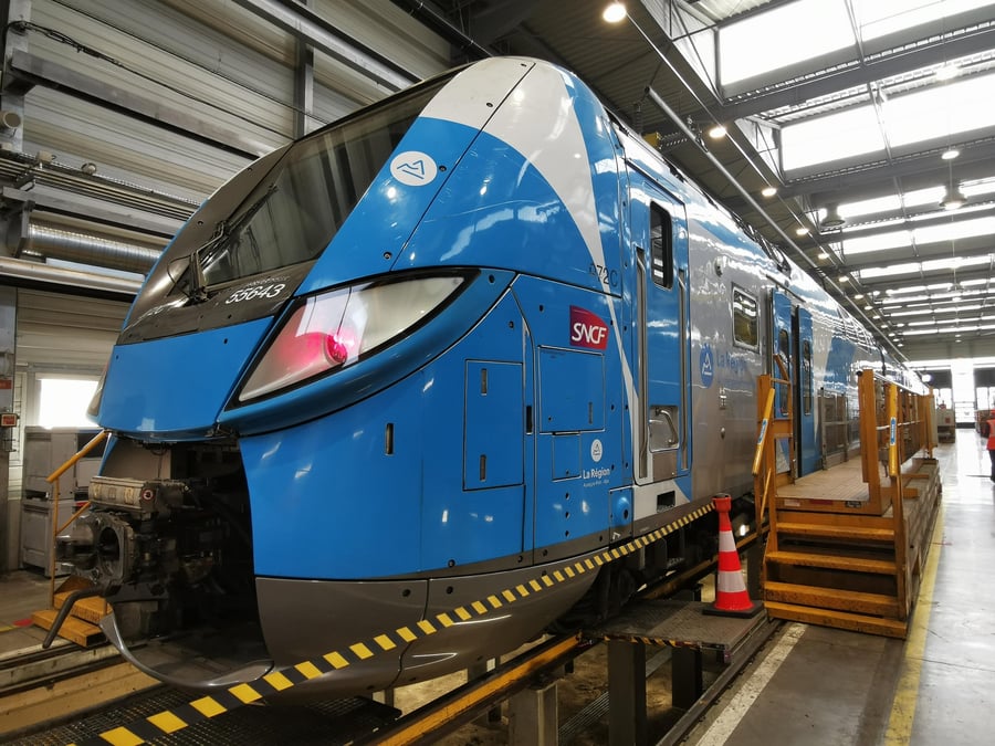 La livraison de 19 rames de train « Regio 2N », à deux étages, a débuté début 2024 en Auvergne-Rhône-Alpes pour les lignes lyonnaises et stéphanoises. Parmi elles, dix ne pourront cependant pas circuler d'ici à la livraison d'un technicentre adapté à Saint-Etienne, à horizon mi-2026. En attendant, deux sont louées à la région PACA, et trois à la région Nouvelle-Aquitaine.