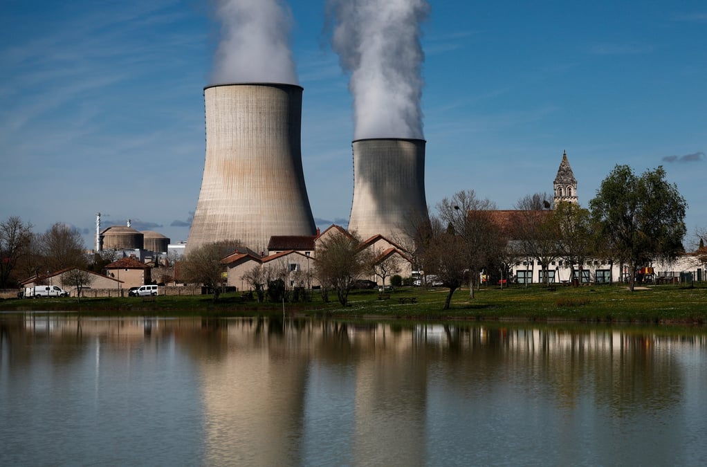 Tours de refroidissement de la centrale nucleaire d'electricite de france (edf) a civaux