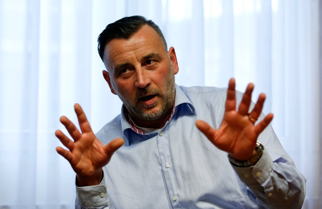 Le chef de pegida demissionne apres avoir pose deguise en hitler