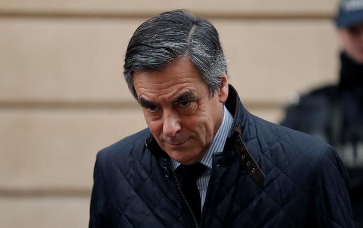 Fillon resiste a la pression de la justice et des siens