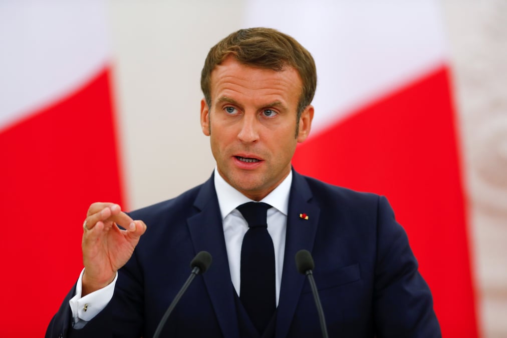Macron defend un dialogue "sans naivete" avec la russie