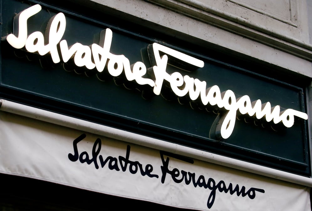 Ferragamo s'associe a farfetch pour developper son activite en ligne