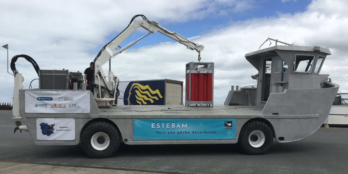 La barge a été rétrofitée avec un moteur thermique à combustion interne hydrogène, de type V8 et de 6,6 litres de cylindrée, conçu par la filiale italienne du groupe belge Dumarey,