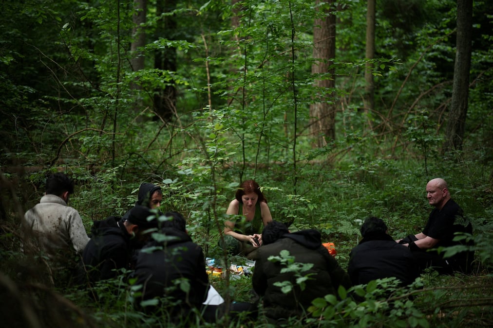 Un groupe de migrants recoit l'aide de militants d'organisations humanitaires dans la foret pres de grudki