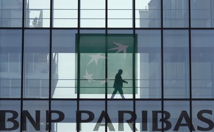Bnp s'apprete a racheter la filiale polonaise de raiffeisen