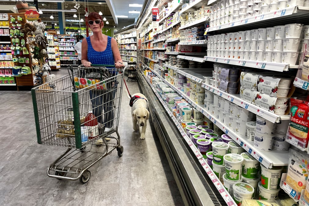 Une femme fait ses courses dans un supermarche a hadley, aux etats-unis