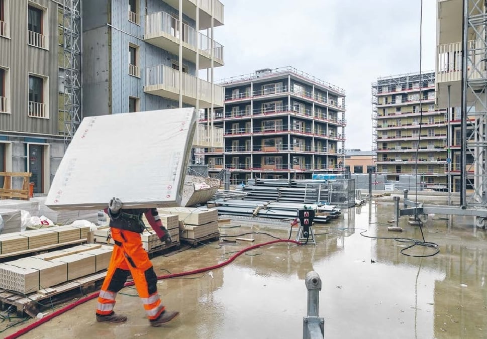 En avril 2023, trois ans après le début des travaux, les ouvriers finalisaient le gros œuvre des bâtiments du village olympique.