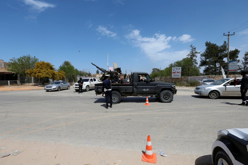 Les combats se poursuivent a tripoli et font des milliers de deplaces
