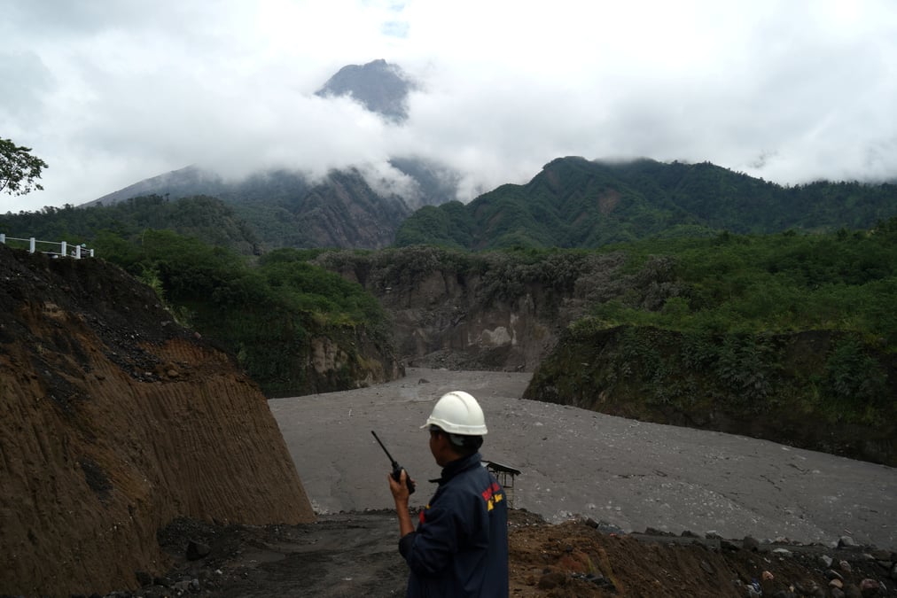 Indonesie: le volcan merapi est entre en eruption