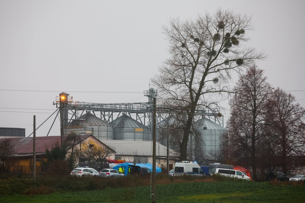 Des policiers travaillent sur le site d'une explosion a przewodow, en pologne