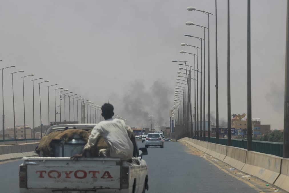Photo de la fumee montante pres du pont halfaya entre omdurman et khartoum nord