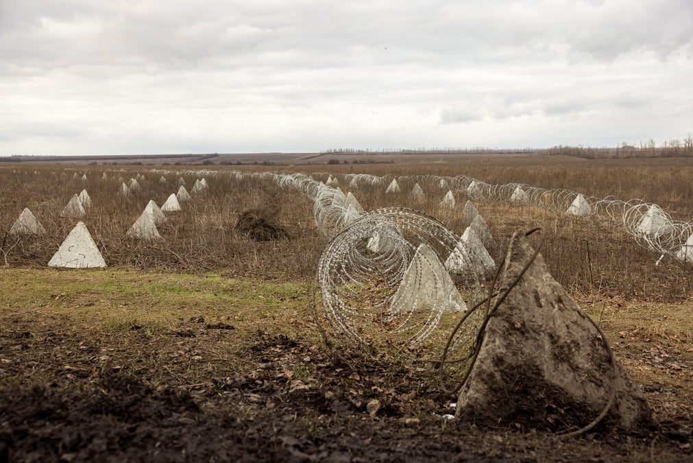 L'ukraine construit des barricades et creuse des tranchees pour se concentrer sur sa defense