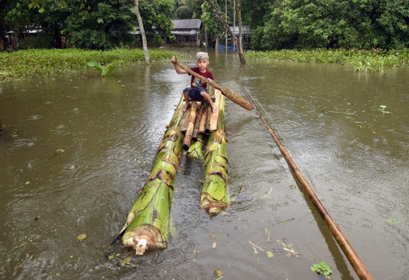 Des inondations font 40 morts en assam, le brahmapoutre deborde
