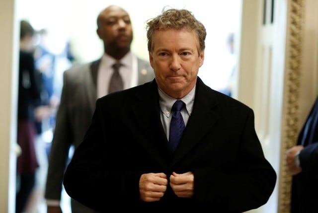 Le senateur rand paul remet une lettre de trump a poutine