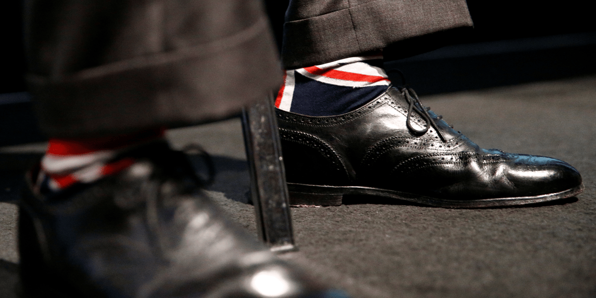 Gros plan sur les chaussettes décorées du drapeau britannique portées par le leader populiste, nationaliste et eurosceptique Nigel Farage, leader du "Brexit Party", lors d'une conférence le 22 novembre dernier à Londres.
