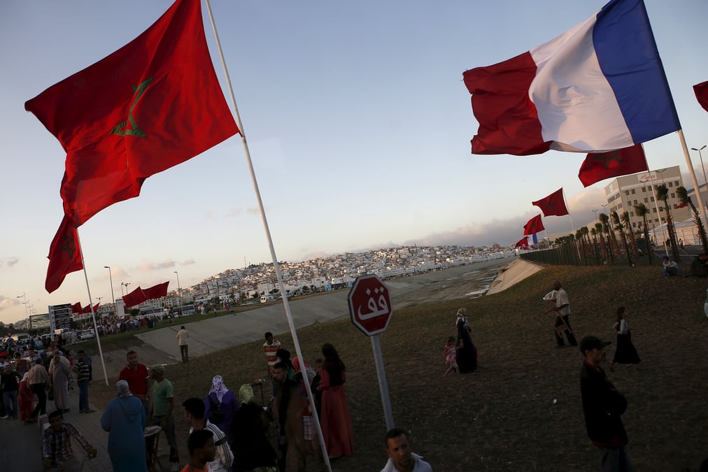 Photo d'archives: des marocains se rassemblent en attendant l'arrivee du roi du maroc mohammed vi et de l'ex-president francais francois hollande