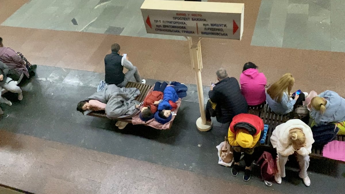 Les gens se refugient dans une station de metro a kiev
