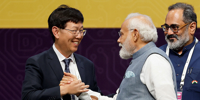Le Premier ministre indien Narendra Modi saluant le président de Foxconn, Young Liu, sous le regard du ministre du vice-ministre des Technologies de l'information Rajeev Chandrasekhar lors de la conférence annuelle sur les semi-conducteurs, « SemiconIndia 2023 », dans la ville de Gandhinagar, capitale de l'État du Gujarat, dans l'ouest de l'Inde, le 28 juillet.