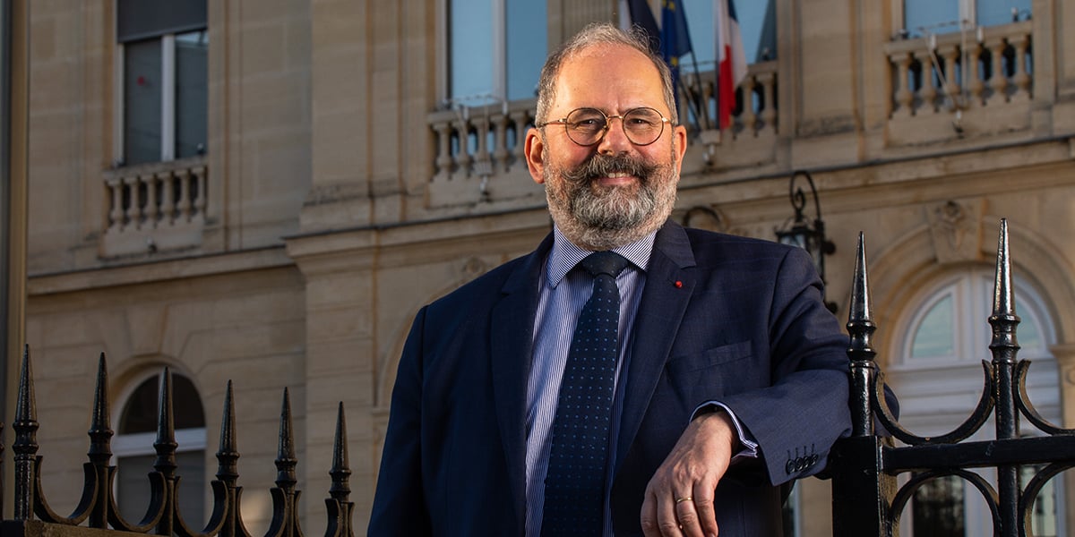 Au delà des débats populaires, l’édile de Sceaux Philippe Laurent, comme nombre de ses pairs, est confronté aux casse-tête administratifs.